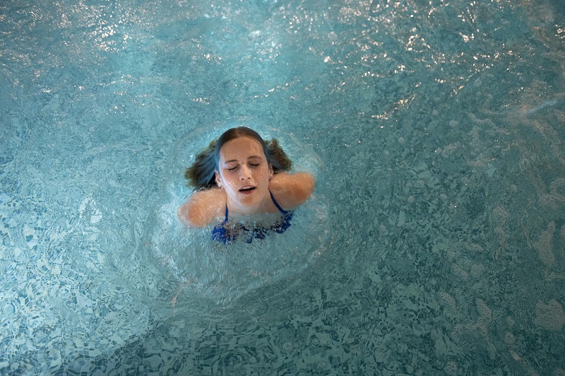 sokobanja devojka u bazenu
