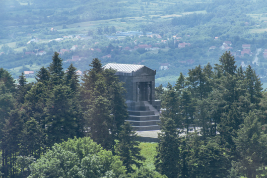 Споменик Незнаном јунаку на Авали је рад чувеног архитекте Ивана Мештровића