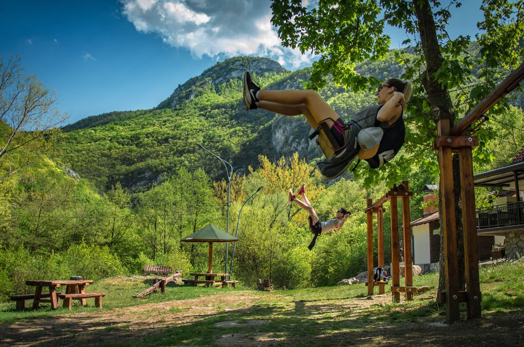 lepterija devojke na ljuljaškama