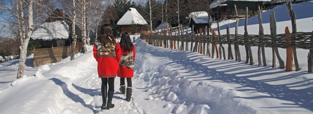 devojke šetaju selom sirogojno