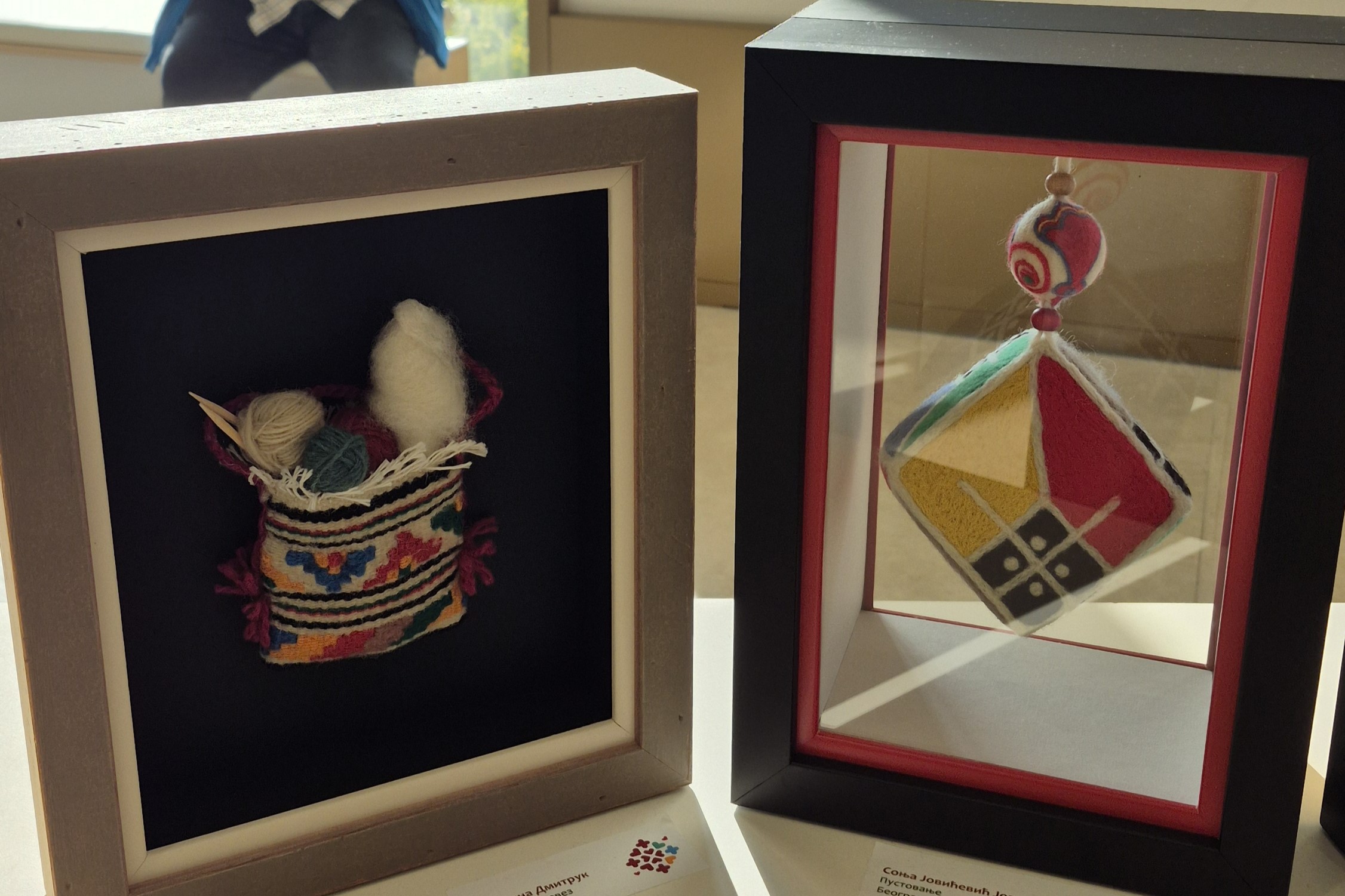 “Etno mreža” organizovala 11. žiriranu izložbu „100 žena – 100 minijatura” u beogradskom “Sava Centru”