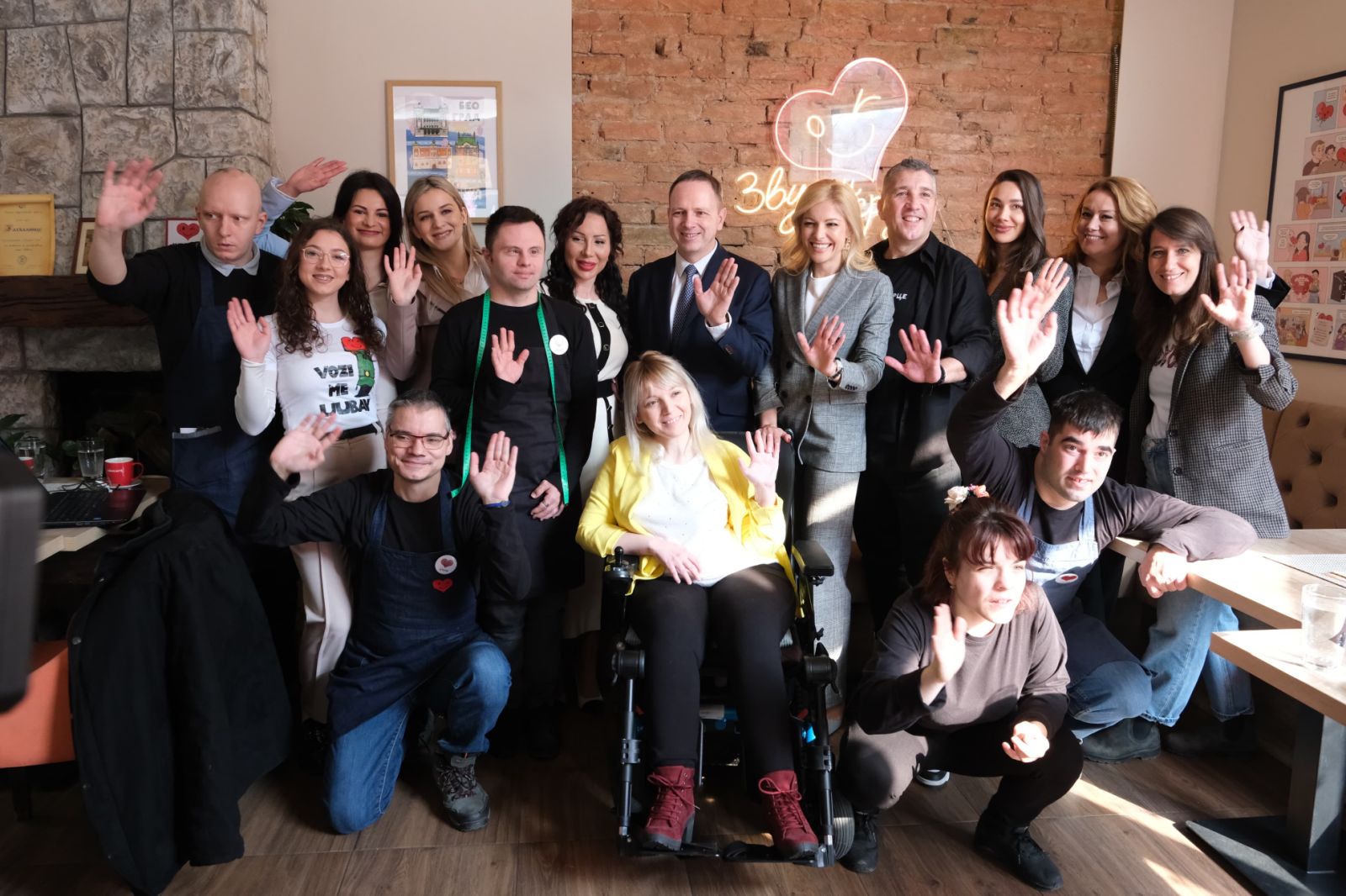 “Er Srbija” i organizacija “Dečje srce” potpisali sporazum o saradnji – uniforme dobijaju novi svrhu